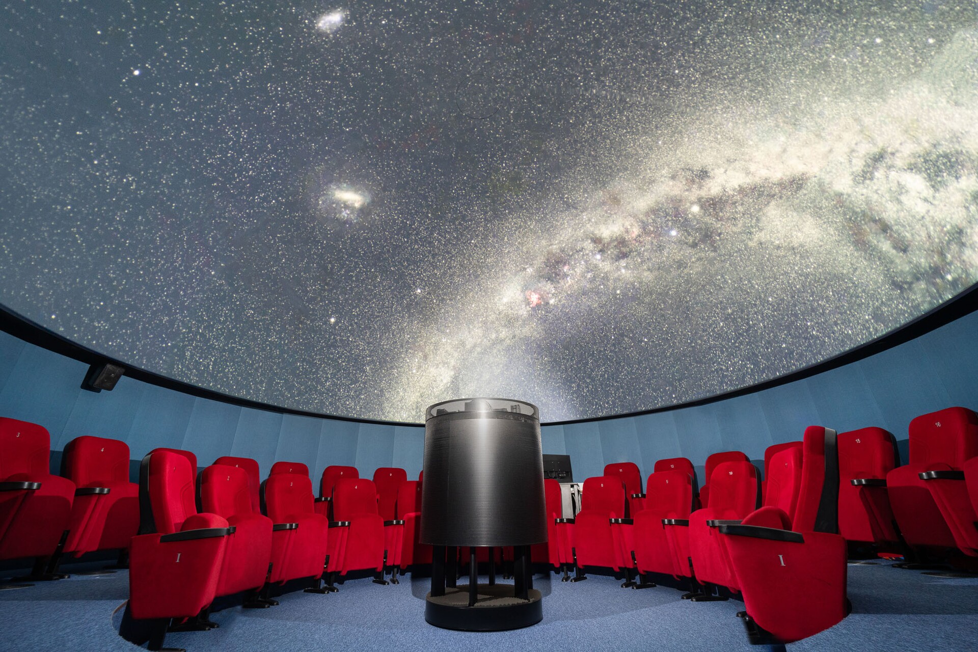 Sala kinowa Planetarium, w której wyświetlone jest nocne niebo